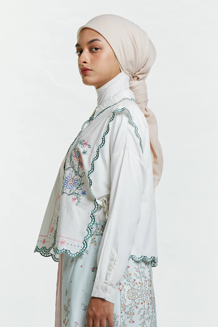 Off-white Embroidery Sabya - Image 3